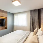 Urban Plaza Mountain View Luxury Retreat