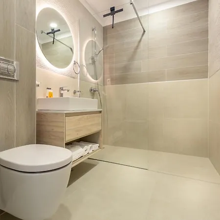 Urban Plaza Mountain View Luxury Retreat