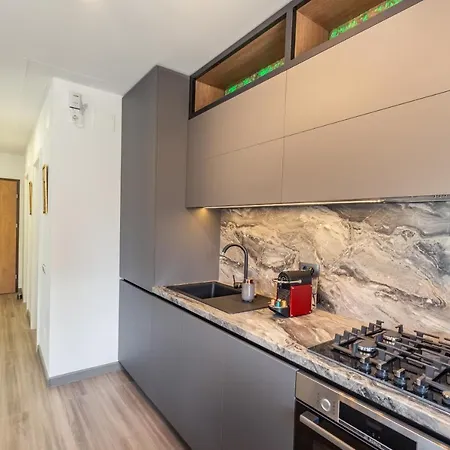 Urban Plaza Mountain View Luxury Retreat Apartment