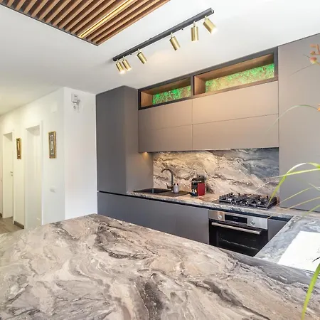 Urban Plaza Mountain View Luxury Retreat * Брашов